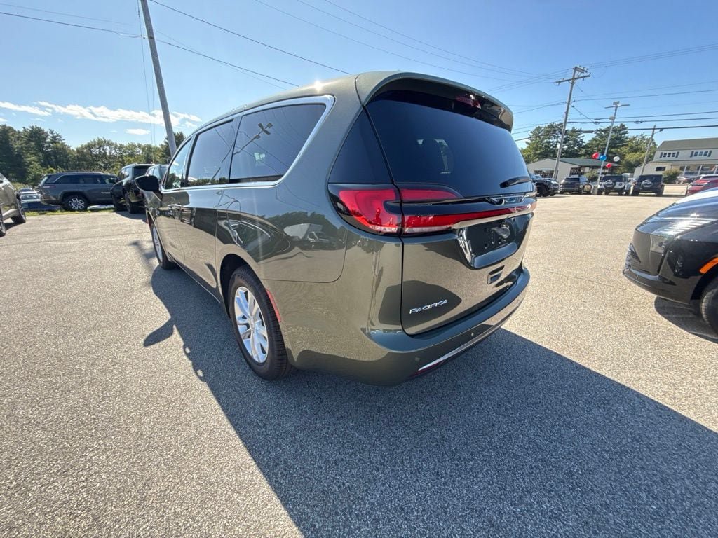 New 2027 Chrysler Pacifica Select FWD image 3
