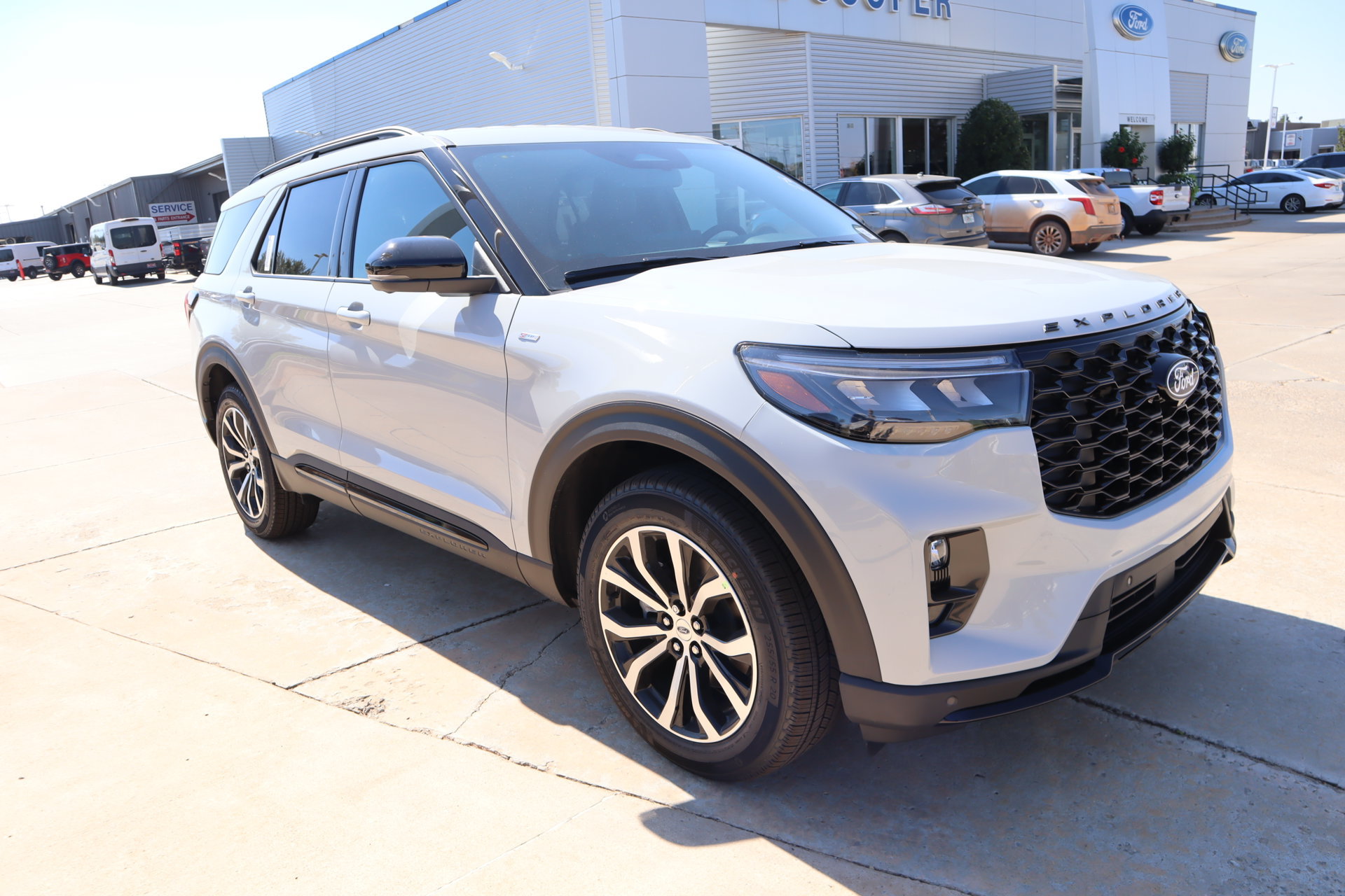 New 2027 Ford Explorer ST-Line w/ Premium Package AWD/4WD image 1