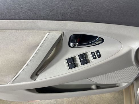Used 2011 Toyota Camry LE FWD image 27