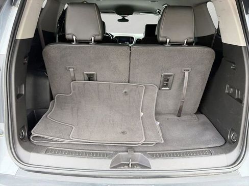Used 2021 GMC Acadia SLT w/ LPO, Floor Liner Package FWD image 7