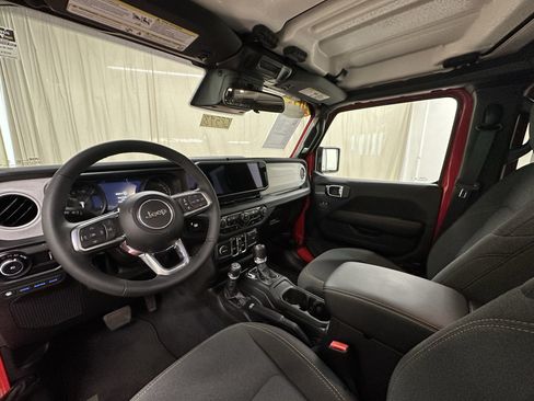 Used 2025 Jeep Wrangler Unlimited Sahara AWD/4WD image 26