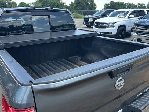 Used 2017 Nissan Titan SV AWD/4WD image 27