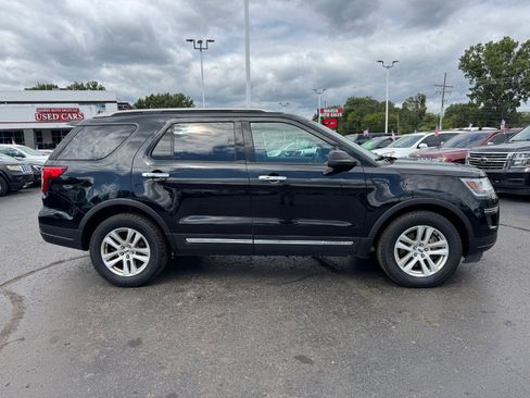 Used 2018 Ford Explorer XLT AWD/4WD image 6