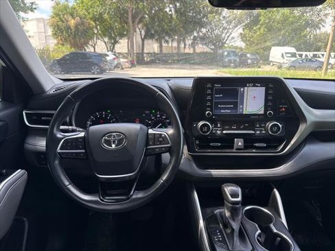 Used 2021 Toyota Highlander XLE AWD/4WD image 27