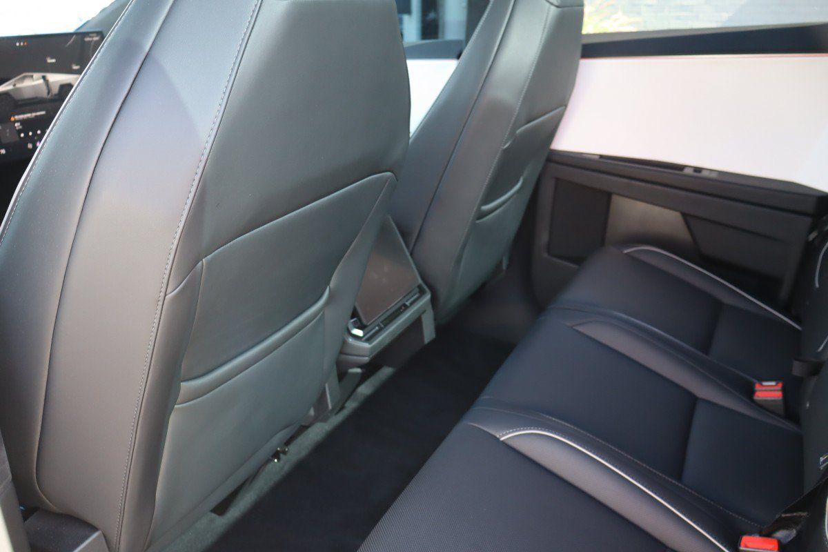 Used 2024 Tesla Cybertruck AWD Crew Cab image 40