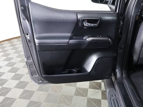 Used 2018 Toyota Tacoma TRD Sport AWD/4WD image 20