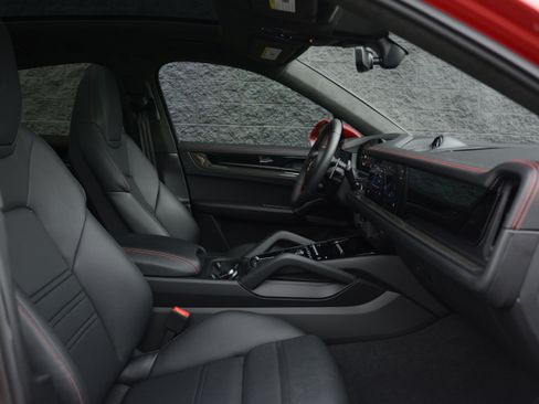 Certified 2025 Porsche Cayenne GTS AWD/4WD image 28