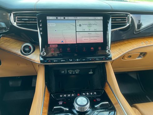 Used 2022 Jeep Grand Wagoneer Series III AWD/4WD image 11