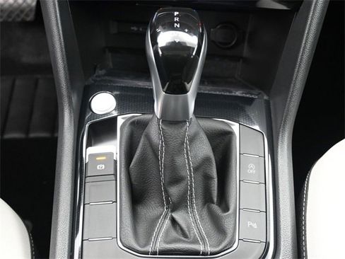 Certified 2025 Volkswagen Taos SE w/ Panoramic Sunroof Package image 25