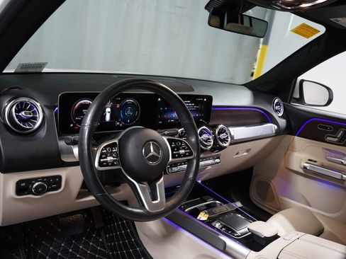 Used 2020 Mercedes-Benz GLB 250 w/ Premium Package image 11