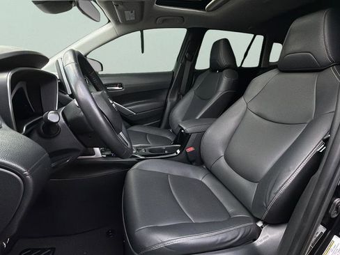 Used 2023 Toyota Corolla Cross XLE w/ Convenience Package FWD image 14