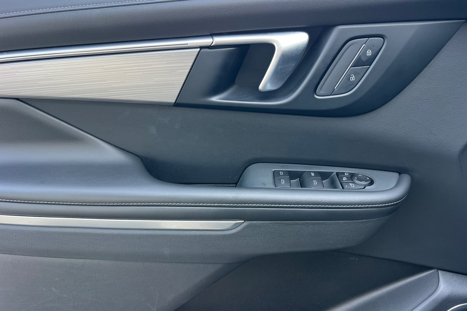 Used 2025 Buick Enclave Preferred FWD image 12