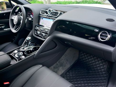 Used 2023 Bentley Bentayga image 2