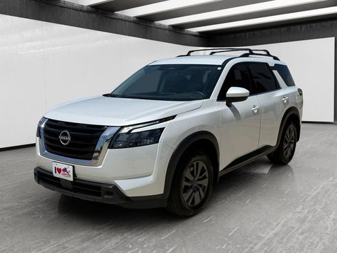 Used 2025 Nissan Pathfinder SV FWD image 1