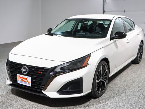 Used 2024 Nissan Altima 2.5 SR FWD image 29