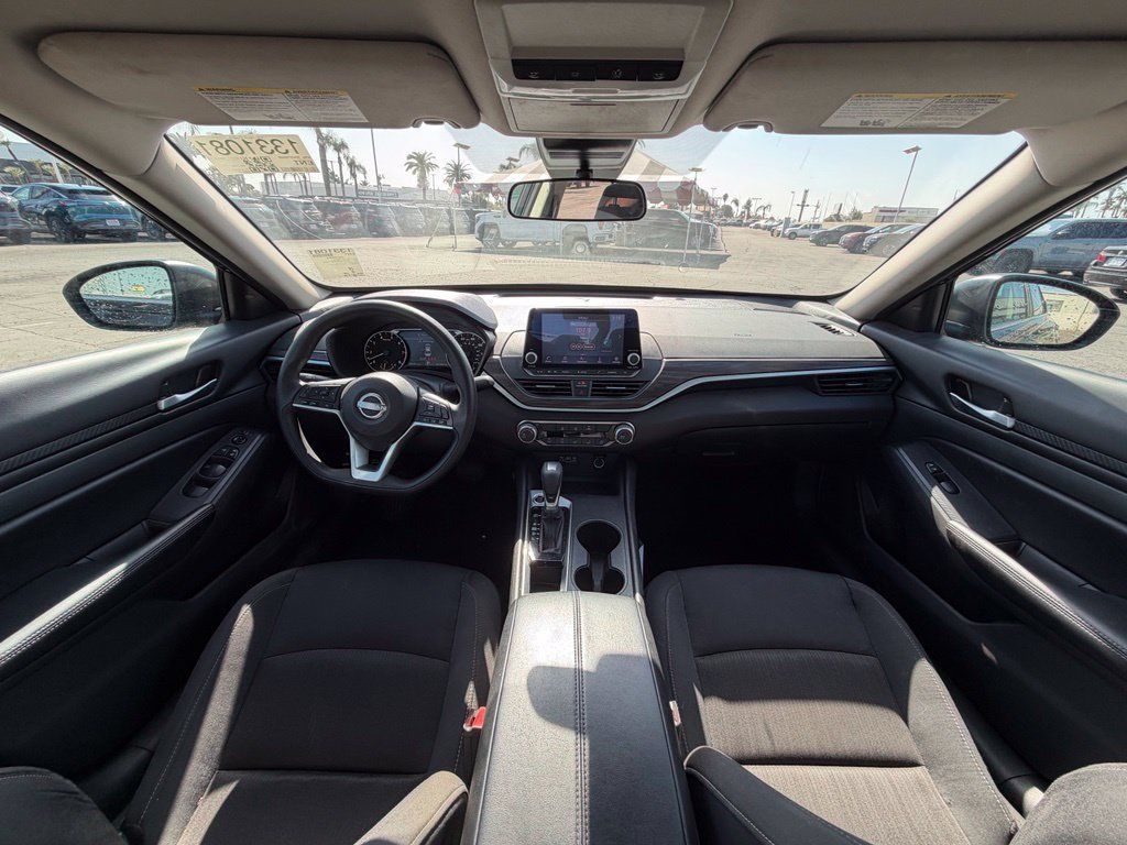 Used 2025 Nissan Altima 2.5 SV FWD image 10