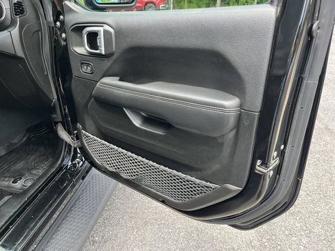 Used 2022 Jeep Wrangler Unlimited Sahara w/ LED Lighting Group AWD/4WD image 51