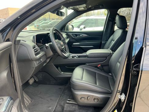 Used 2025 Chevrolet Traverse LT image 25