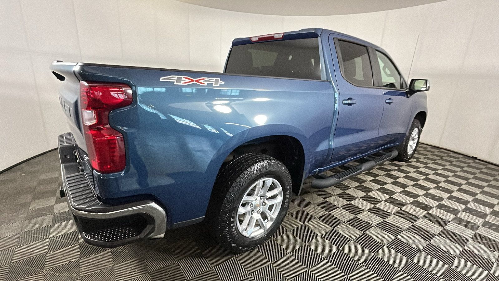 Used 2024 Chevrolet Silverado 1500 LT AWD/4WD image 3
