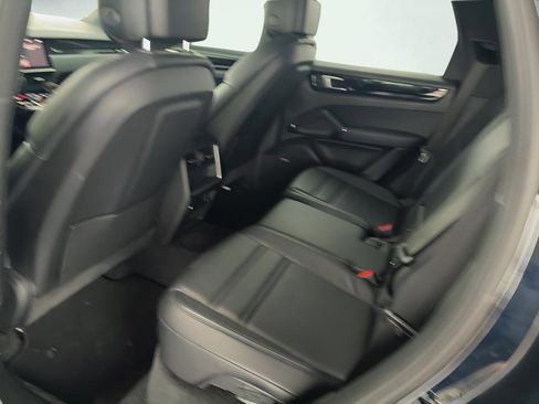 Used 2021 Porsche Cayenne image 11