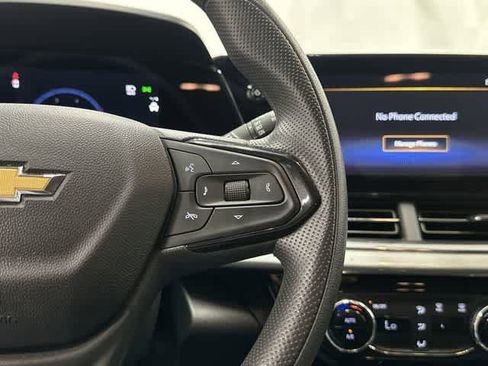 Used 2025 Chevrolet Trax LT FWD image 18