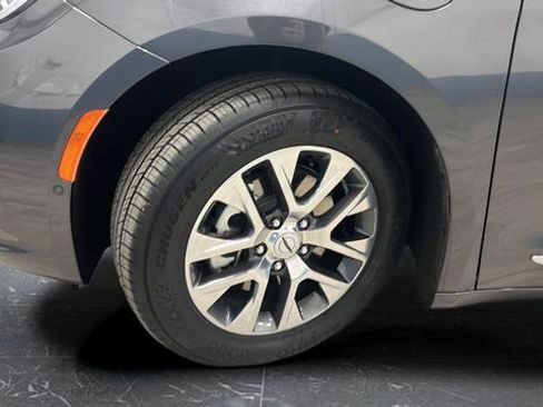 Used 2023 Chrysler Pacifica Pinnacle FWD image 40