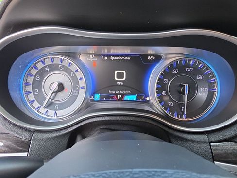 Used 2015 Chrysler 300 Limited RWD image 23