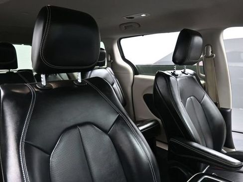 Used 2023 Chrysler Pacifica Touring-L FWD image 29