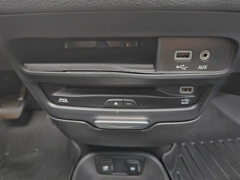 Used 2019 Chrysler Pacifica Limited w/ Advanced Safetytec Group FWD image 38