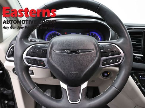 Used 2023 Chrysler Pacifica Touring-L FWD image 10