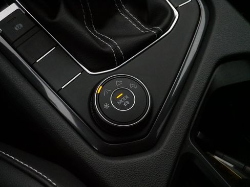 Certified 2024 Volkswagen Tiguan SE image 28