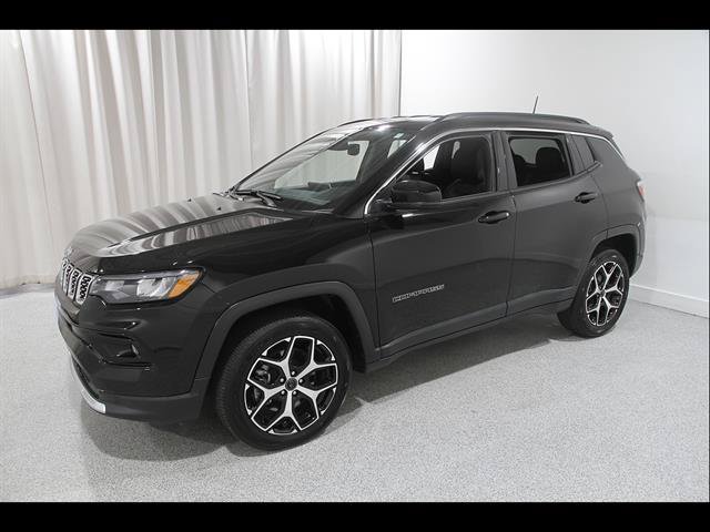 Used 2025 Jeep Compass Limited AWD/4WD image 3