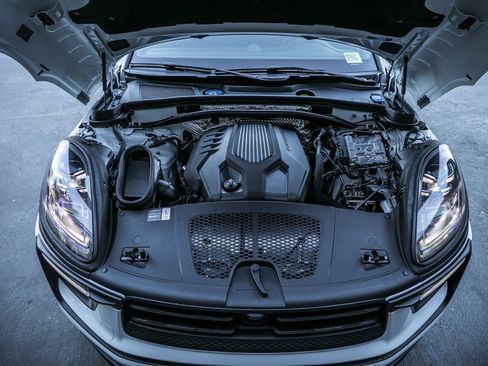 Certified 2026 Porsche Macan image 22