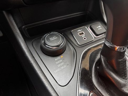 Used 2020 Jeep Cherokee Limited image 19