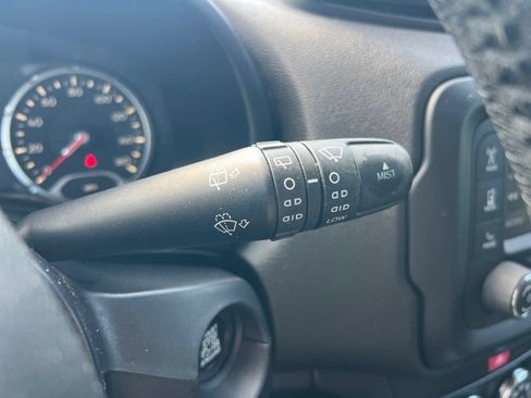 Used 2016 Jeep Renegade 75th Anniversary FWD image 19
