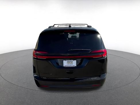 Used 2025 Chrysler Pacifica Limited image 12