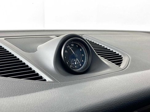 Certified 2025 Porsche Macan image 17