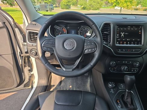 Used 2019 Jeep Cherokee Trailhawk AWD/4WD image 15
