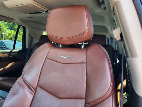 Used 2020 Cadillac Escalade Luxury w/ Escalade Sport Edition AWD/4WD image 11