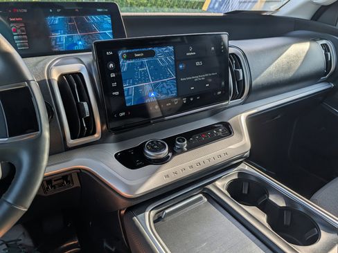 Used 2025 Ford Expedition Active image 33