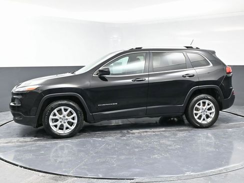 Used 2018 Jeep Cherokee Latitude w/ Safety Group image 6