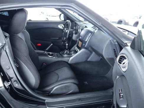 Used 2017 Nissan 370Z Coupe RWD image 29