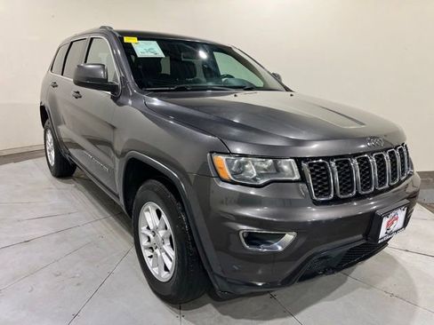 Used 2018 Jeep Grand Cherokee Laredo image 2