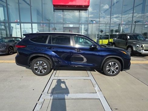Used 2023 Toyota Highlander XLE FWD image 2