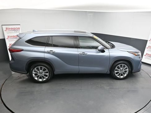 Used 2020 Toyota Highlander XLE image 31