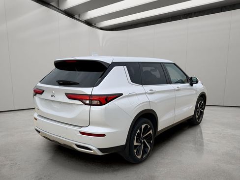 Used 2023 Mitsubishi Outlander SE FWD image 5