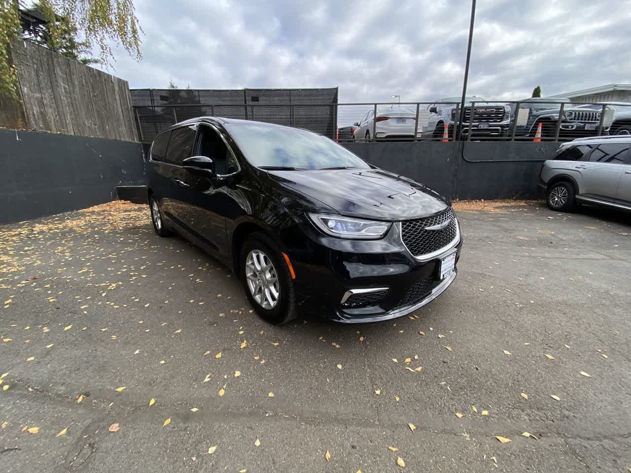 Used 2025 Chrysler Pacifica Select FWD image 8