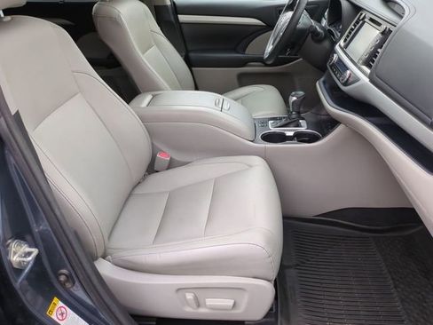 Used 2018 Toyota Highlander XLE AWD/4WD image 28