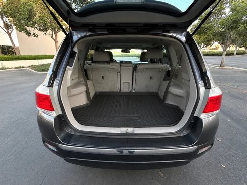Used 2013 Toyota Highlander SE FWD image 18