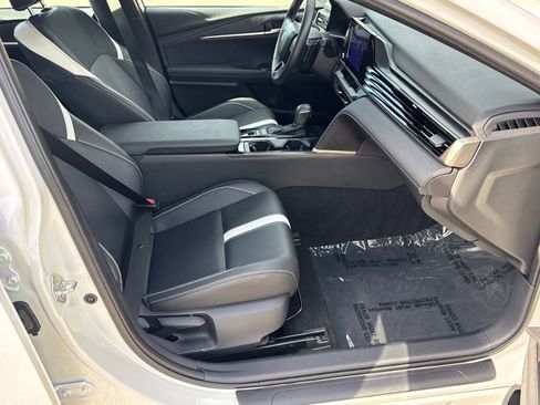 Used 2025 Toyota Camry SE image 13